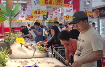 Người dân Hà Nội đổ xô đi siêu thị săn sale dịp lễ 30/4 - 1/5