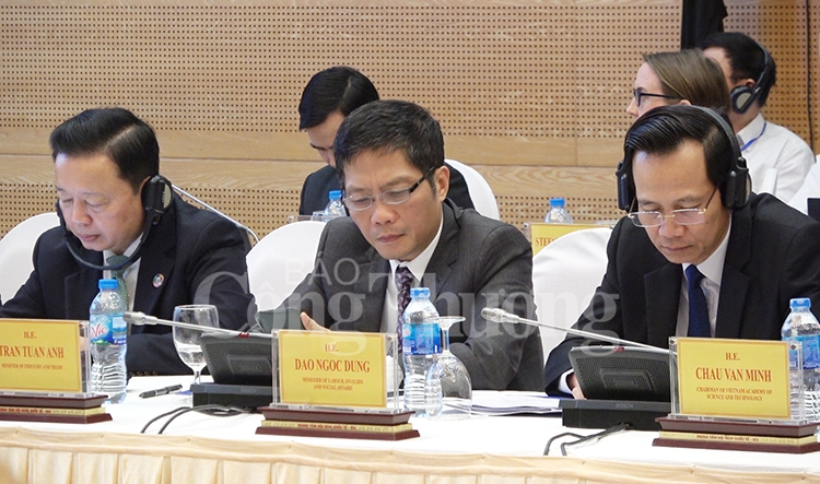 thu tuong nguyen xuan phuc can uu tien dau tu cho khoa hoc cong nghe mot cach tuong xung