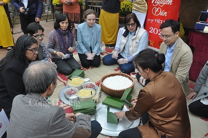 cac dai su nuoc ngoai tro tai goi banh chung viet