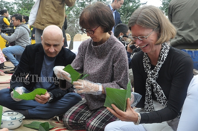 cac dai su nuoc ngoai tro tai goi banh chung viet