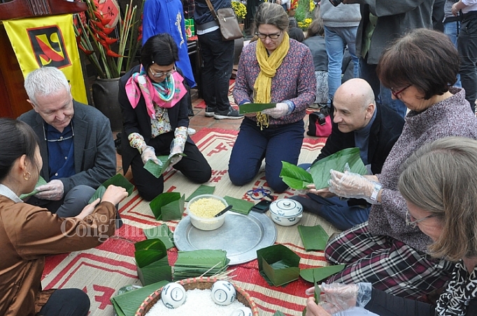 cac dai su nuoc ngoai tro tai goi banh chung viet