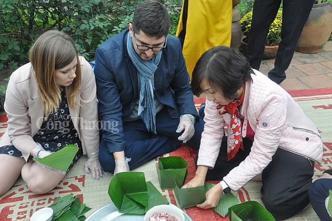 cac dai su nuoc ngoai tro tai goi banh chung viet