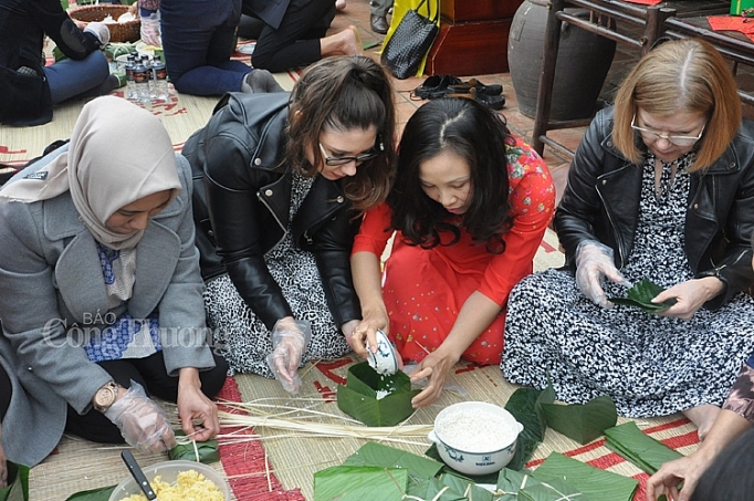 cac dai su nuoc ngoai tro tai goi banh chung viet