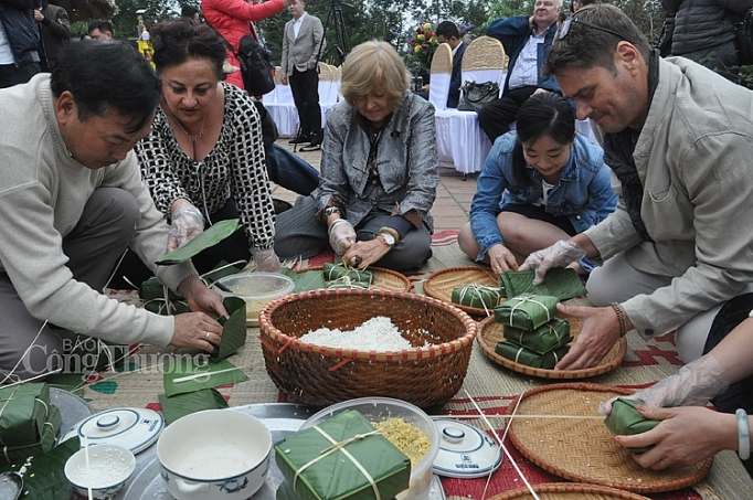 cac dai su nuoc ngoai tro tai goi banh chung viet