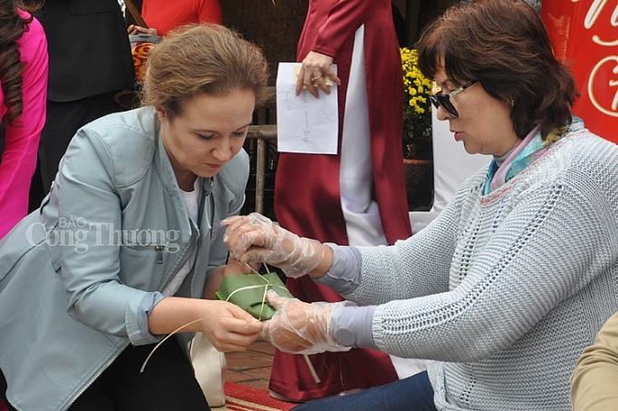 cac dai su nuoc ngoai tro tai goi banh chung viet