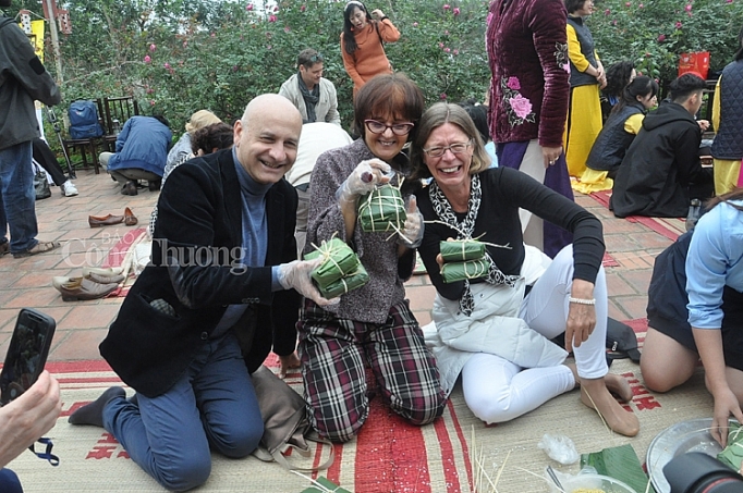 cac dai su nuoc ngoai tro tai goi banh chung viet