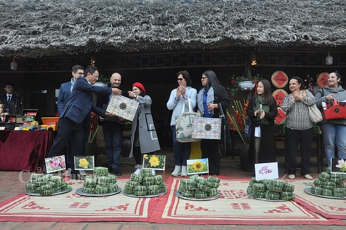 cac dai su nuoc ngoai tro tai goi banh chung viet