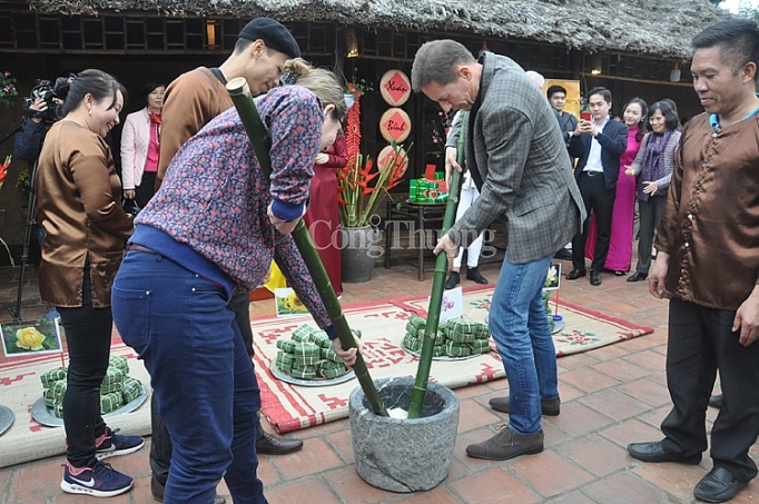 cac dai su nuoc ngoai tro tai goi banh chung viet