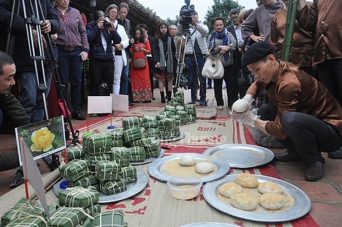 cac dai su nuoc ngoai tro tai goi banh chung viet