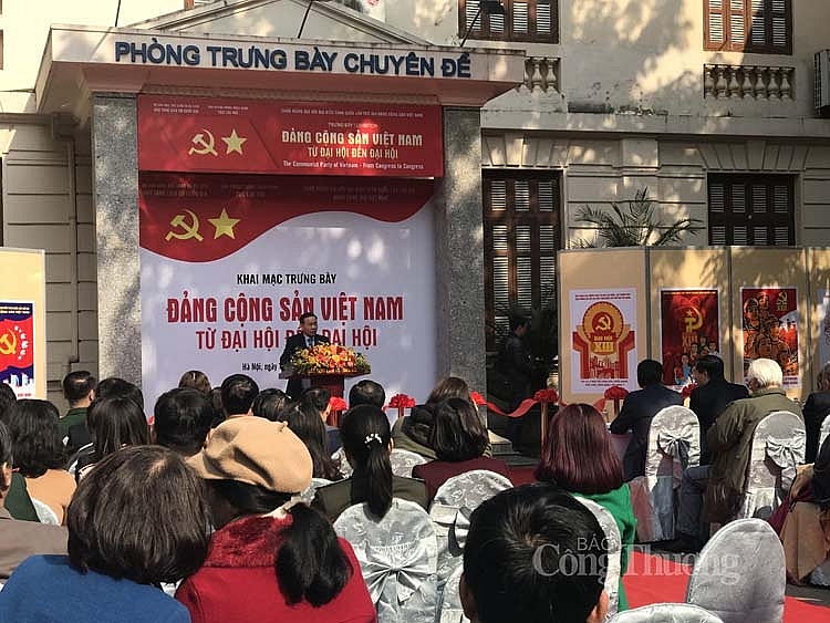 Khai mạc trưng bày