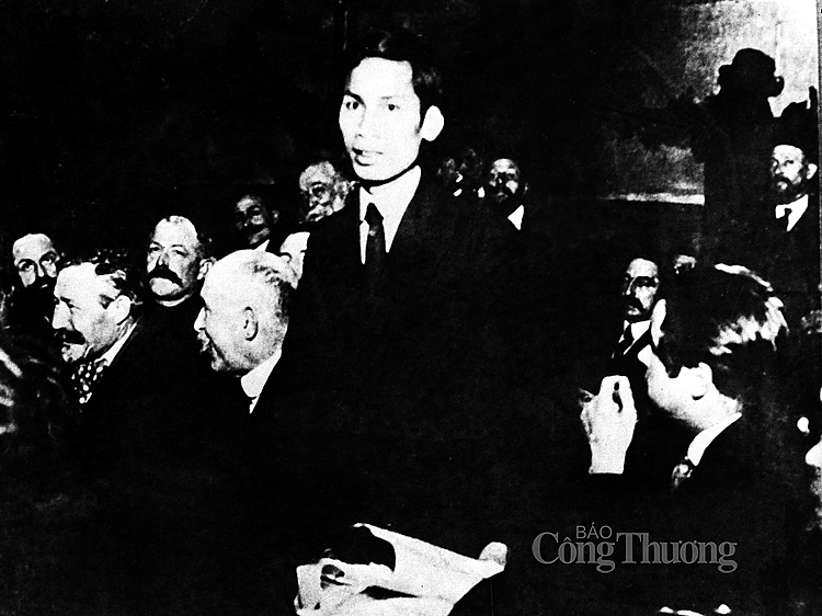Nguyễn Ái Quốc phát biểu tại Đại hội lần thứ 18 Đảng Xã hội Pháp tại Tour (Pháp), tháng 12/1920.