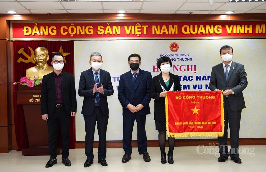 Thứ trưởng Đỗ Tháng Hải trao tặng Báo Công Thương Cờ thi đua đơn vị xuất sắc của Bộ Công Thương.jpg Thứ trưởng Đỗ Tháng Hải trao tặng Báo Công Thương Cờ thi đua đơn vị xuất sắc của Bộ Công Thương.jpg