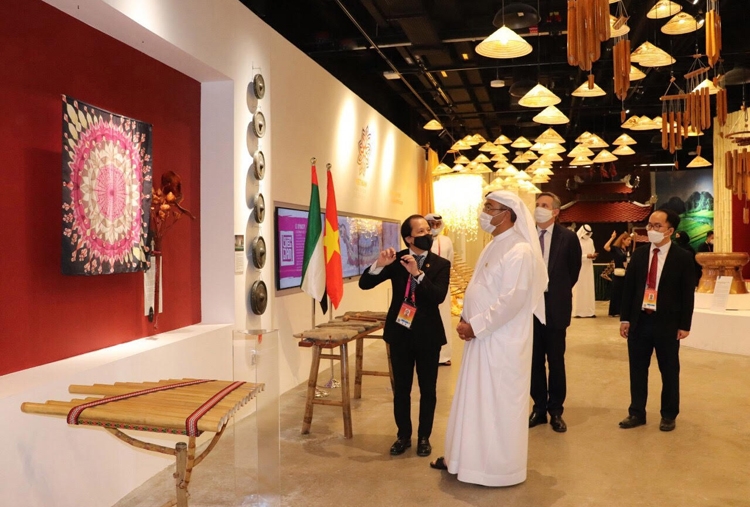 Giấc mơ lụa Việt (trùng tít) Giấc mơ lụa Việt (trùng tít)