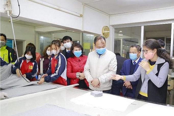 Nhiều trường đào tạo của Bộ Công Thương tham gia sản xuất khẩu trang, nước sát khuẩn nhieu truong dao tao bo cong thuong tham gia san xuat khau trang nuoc sat khuan