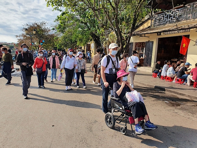 khach du lich quoc te den viet nam giam sau