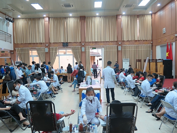 Đông đảo lao động ngành bảo hiểm xã hội tham gia hiến máu tình nguyện dong dao lao dong nganh bao hiem xa hoi tham gia hien mau tinh nguyen