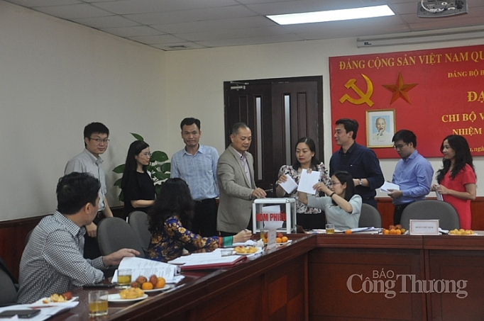 Nâng cao năng lực lãnh đạo, sức chiến đấu của cấp ủy Đảng, xây dựng chi bộ trong sạch, vững mạnh nang cao nang luc lanh dao suc chien dau cua cap uy dang xay dung chi bo trong sach vung manh