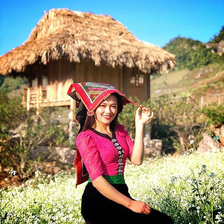 Cô gái Thái năng động của bản làng