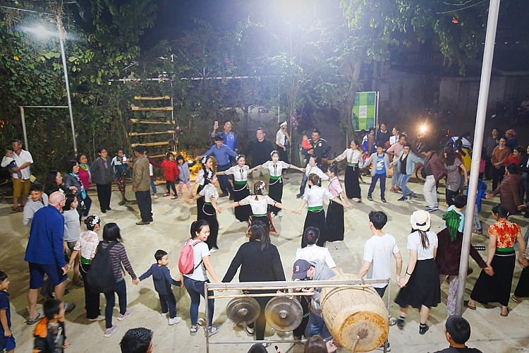 Cô gái Thái năng động của bản làng