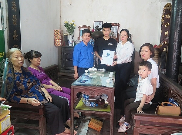 Bảo hiểm Xã hội Việt Nam tặng thẻ bảo hiểm y tế cho con nữ lao công tử nạn bao hiem xa hoi viet nam tang the bao hiem y te con cua nu lao cong tu nan