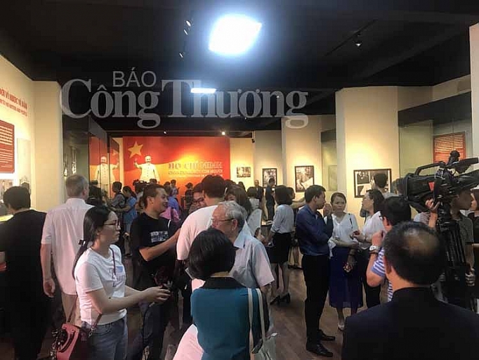 200 tài liệu, hiện vật tiêu biểu về Chủ tịch Hồ Chí Minh gây xúc động mạnh với người dân Thủ đô 200 tai lieu hien vat tieu bieu ve chu tich ho chi minh gay xuc dong manh voi nguoi dan thu do