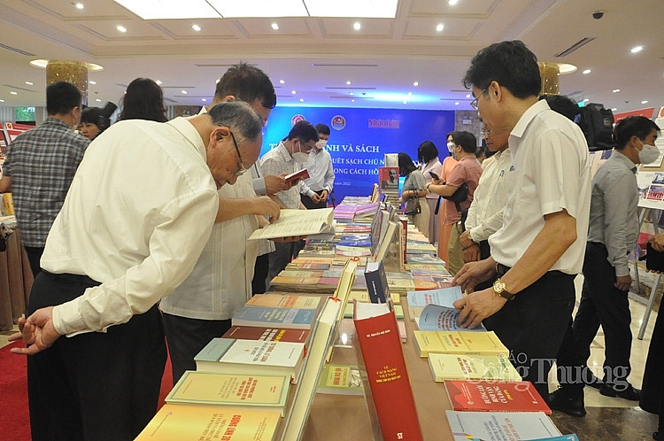 Đấu tranh chống chủ nghĩa cá nhân phải tiến hành thường xuyên, lâu dài, kiên trì Đấu tranh chống chủ nghĩa cá nhân phải tiến hành thường xuyên, lâu dài, kiên trì