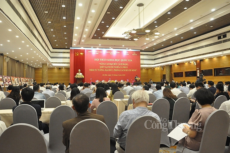 Đấu tranh chống chủ nghĩa cá nhân phải tiến hành thường xuyên, lâu dài, kiên trì Đấu tranh chống chủ nghĩa cá nhân phải tiến hành thường xuyên, lâu dài, kiên trì