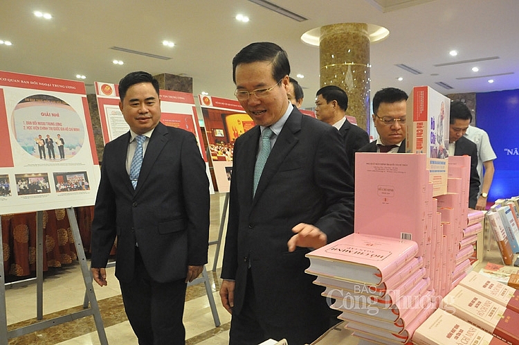 Đấu tranh chống chủ nghĩa cá nhân phải tiến hành thường xuyên, lâu dài, kiên trì Đấu tranh chống chủ nghĩa cá nhân phải tiến hành thường xuyên, lâu dài, kiên trì