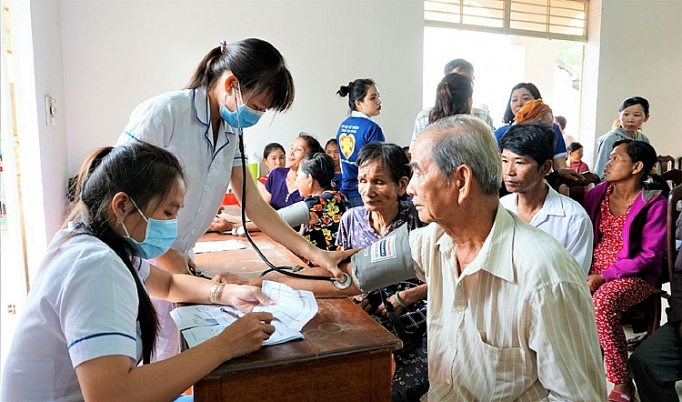 Tránh rơi vào "bẫy" đói nghèo bằng bảo hiểm y tế tranh roi vao bay doi ngheo bang bao hiem y te