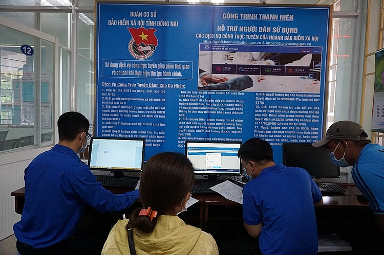 BHXH đang tiến hành hướng dẫn người dân thực hiện giao dịch dịch vụ công trực tuyến 0123 9