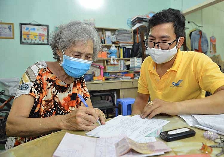 Tại điểm chi trả, nhân viên chi trả và người hưởng phải đeo khẩu trang, sát khuẩn 1711 chi tra