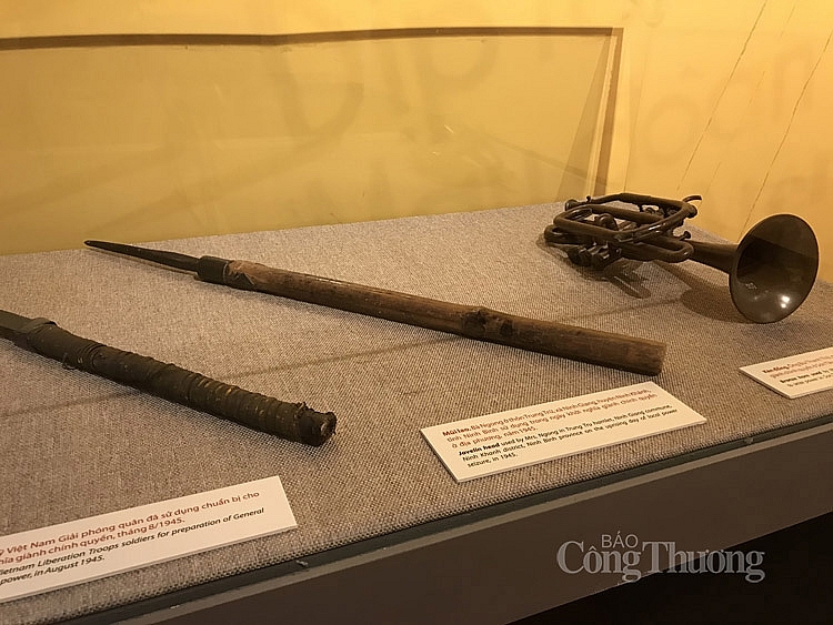 Sống lại thời khắc tháng Tám lịch sử qua các hiện vật quý