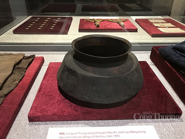 Sống lại thời khắc tháng Tám lịch sử qua các hiện vật quý