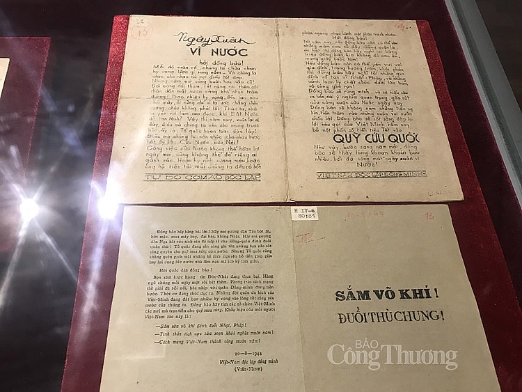 Sống lại không khí tháng Tám lịch sử qua các hiện vật quý
