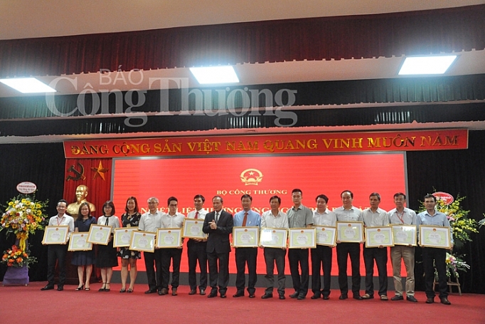 bo cong thuong huong ung ngay phap luat viet nam 2018