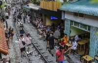 Phố cà phê đường tàu là điểm du lịch tự phát