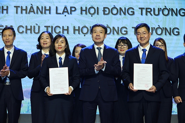 Ông Lý Quốc Hùng - Vụ trưởng Vụ Tổ chức cán bộ trao Quyết định thành lập Hội đồng trường Trường Đại học Kinh tế - Kỹ thuật Công nghiệp và Quyết định bổ nhiệm Chủ tịch Hội đồng trường 4021-1