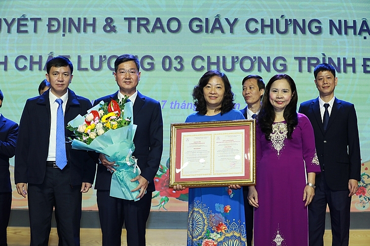 PGS.TS Nguyễn Phương Nga, Giám đốc Trung tâm Kiểm định chất lượng giáo dục trao Giấy chứng nhận kiểm định 4028-2