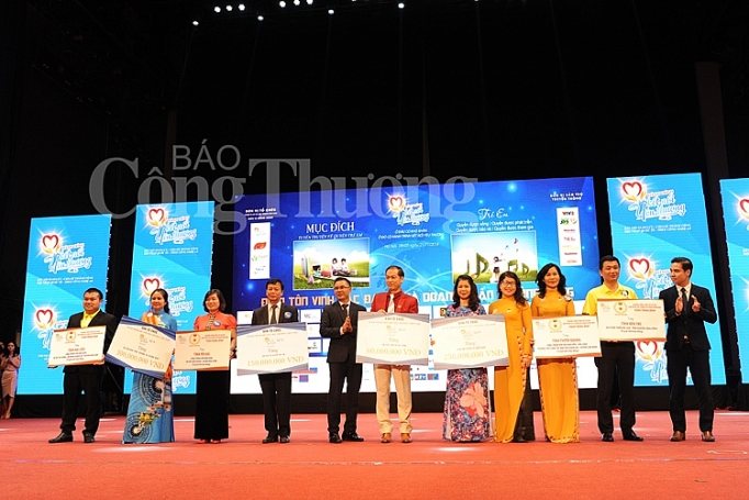 Hành trình kết nối yêu thương: Chung tay chia sẻ vì trẻ em nghèo Việt Nam hanh trinh ket noi yeu thuong chung tay chia se vi tre em ngheo viet nam