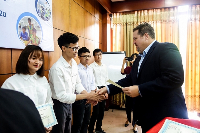 Trao tặng học bổng cho sinh viên ngành điện trao tang hoc bong cho sinh vien nganh dien