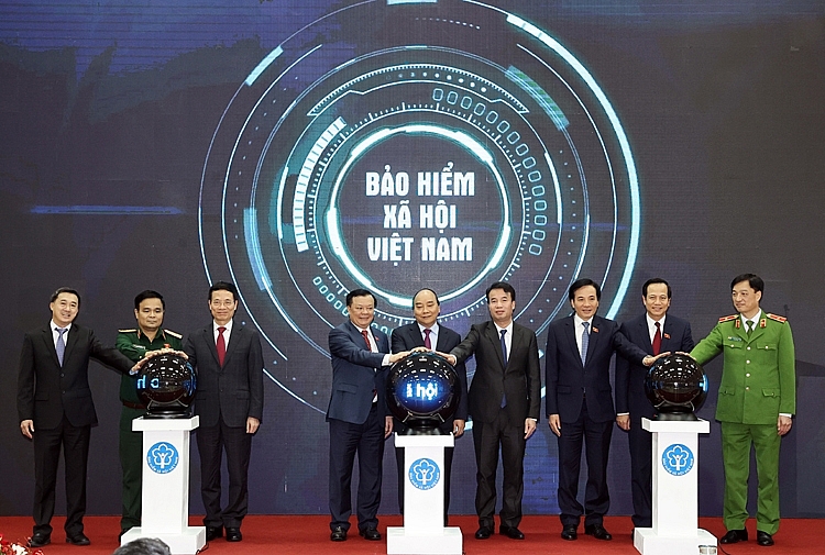 Thủ tướng Nguyễn Xuân Phúc và các đại biểu bấm nút công bố ứng dụng “Bảo hiểm xã hội số” trên thiết bị di dộng 1938-ung-dung