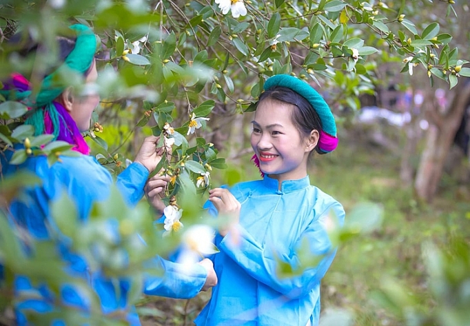co mot binh lieu niu chan nguoi 130659