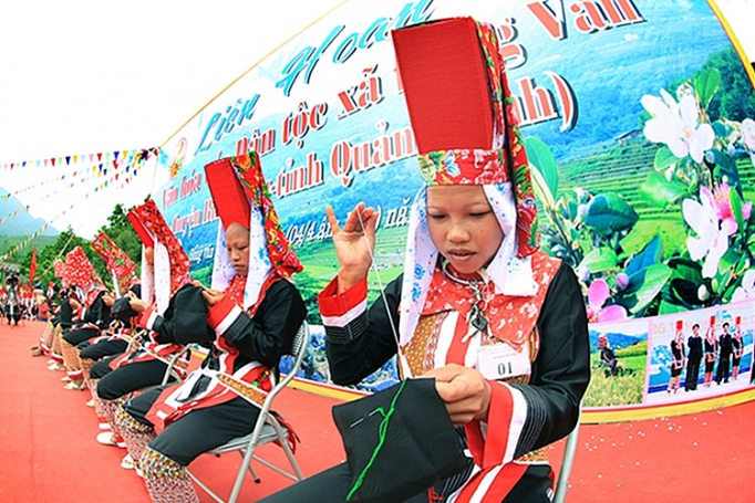 co mot binh lieu niu chan nguoi 130659