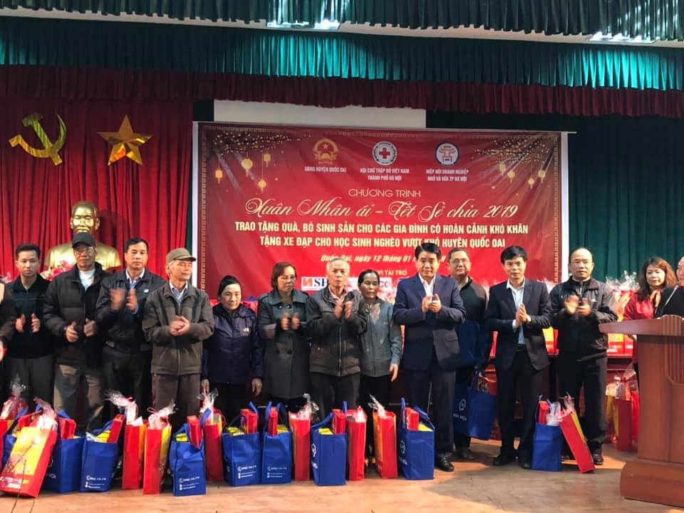 ha noi trao qua tet cho hoc sinh ngheo nguoi co hoan canh kho khan huyen quoc oai