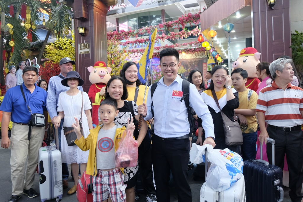 hang chuc ngan luot khach du xuan ky hoi