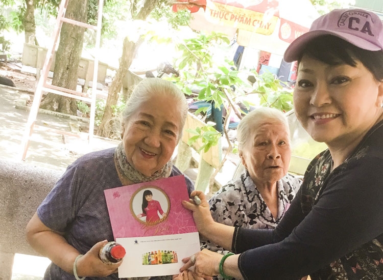 nghe si huong lan tham va tang qua cho cac nghe si vien duong lao