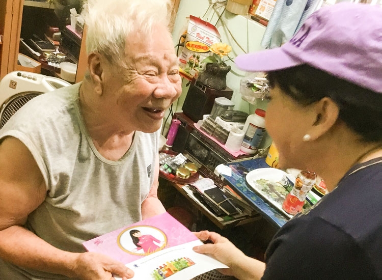 nghe si huong lan tham va tang qua cho cac nghe si vien duong lao