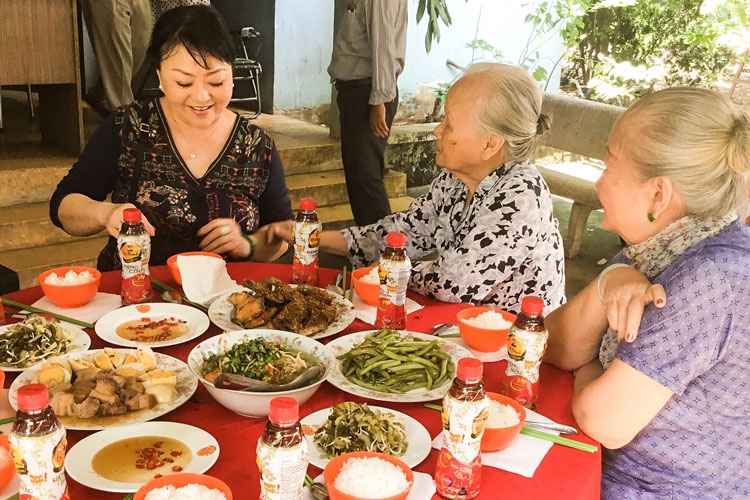 nghe si huong lan tham va tang qua cho cac nghe si vien duong lao