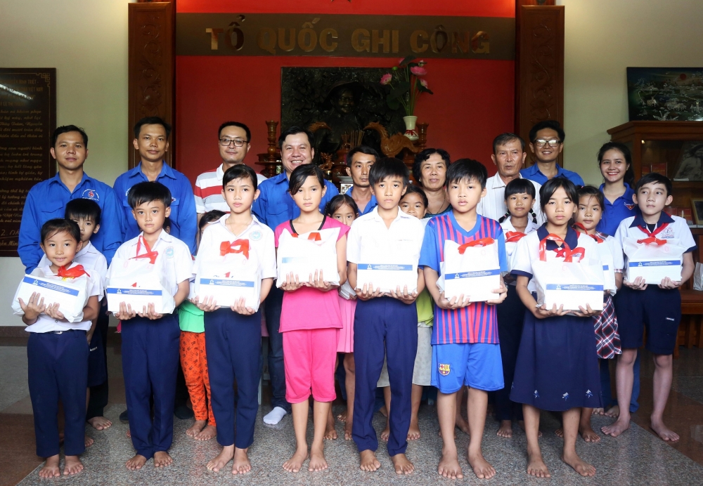 Tân Hiệp Phát trao học bổng cho học sinh có hoàn cảnh khó khăn ở Tiền Giang