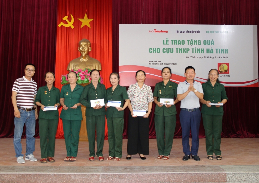Tân Hiệp Phát trao học bổng cho học sinh có hoàn cảnh khó khăn ở Tiền Giang